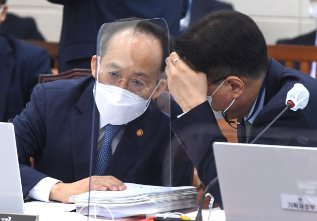 추경호 부총리 겸 기획재정부 장관이 15일 오전 국회에서 열린 기획재정위원회 전체회의에서 방기선 기획재정부 제1차관과 대화하고 있다. 연합뉴스
