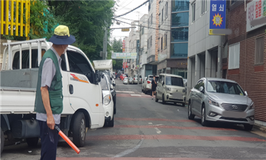 대구 달서구 용산동 한 초등학교 어린이보호구역에 불법주정차량들이 가득한 모습. 대구 안실련 제공