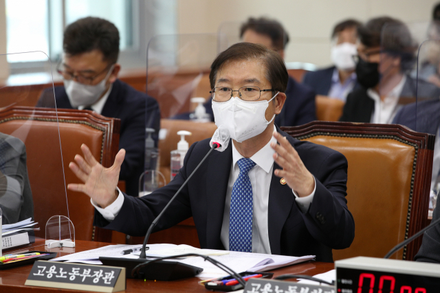 이정식 고용노동부 장관이 15일 오후 국회에서 열린 환경노동위원회 전체회의에서 