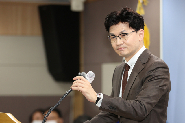 한동훈 법무부 장관이 15일 오후 정부과천청사 법무부에서 소아성기호증 아동성범죄자 치료감호 확대 추진 방안 발표를 준비하고 있다. 한 장관은 이날 브리핑에서 다음 달 출소하는 미성년자 연쇄 성폭행범 김근식에 대한 관리 방안도 발표했다. 연합뉴스