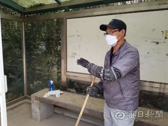 태풍 피해 이후 포항시 남구 상대동의 버스 승강장을 묵묵히 청소해온 이양우 씨가 칭찬의 말을 건네는 이웃들에게 부끄러운듯 손사레를 치고 있다. 포항시 제공