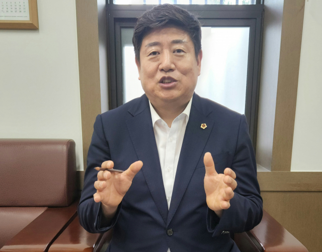 15일 대구시의회에서 만난 김재용 예결위원장이 동화천 산책로 조성사업에 대해 설명하고 있다. 이통원 기자. tong@imaeil.com