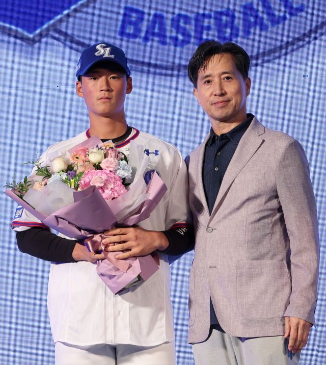 15일 오후 서울 웨스틴 조선호텔에서 열린 2023 KBO 신인드래프트. 1라운드에서 삼성 라이온즈에 지명된 이호성이 기념촬영하고 있다. 오른쪽은 홍준학 단장. 연합뉴스