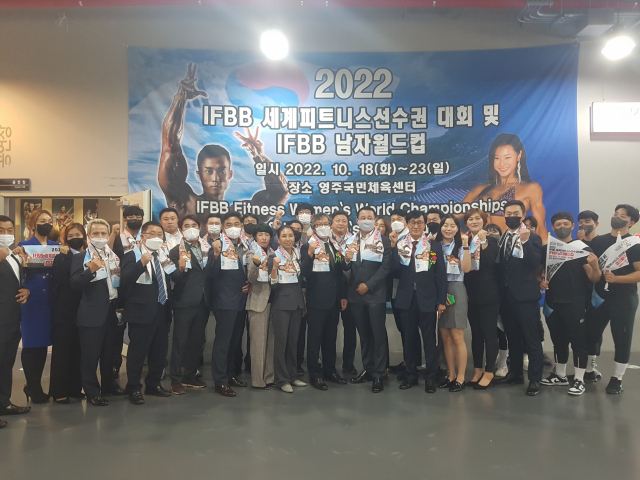 출범식에 참석한 기관단체장과 선수, 조직위 관계자들이 파이팅을 외치고 있다. 마경대 기자