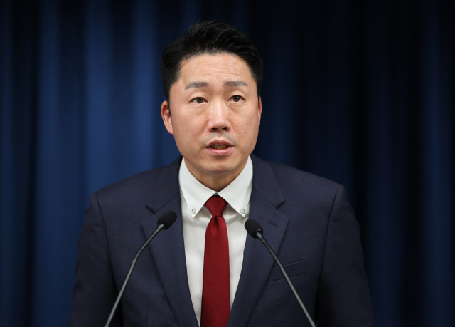 이재명 대통령실 부대변인이 14일 오후 서울 용산 대통령실 청사에서 이원석 검찰총장·한기정 공정거래위원장 후보자에 대한 인사청문경과보고서 재송부 요청 등 현안에 대해 브리핑을 하고 있다. 연합뉴스