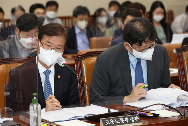 이정식 고용노동부 장관이 15일 오후 국회에서 열린 환경노동위원회 전체회의에서 