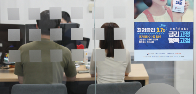 서민·실소유자가 보유한 변동금리 주택담보대출을 최저 연 3.7%의 장기·고정금리로 바꿔주는 우대형 안심전환대출 신청이 시작된 지난 15일 대구 중구 한국주택금융공사 대구지사 상담실에서 한 시민이 안심전환대출 관련 상담을 받고 있다. 김영진 기자 kyjmaeil@imaeil.com