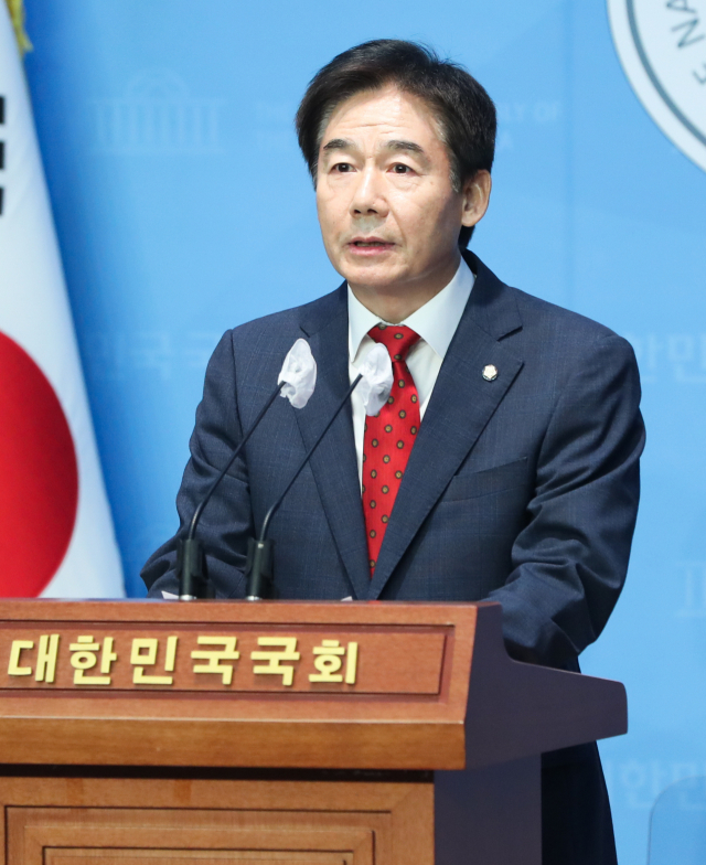 국민의힘 이용호 의원이 15일 국회 소통관에서 원내대표 출마기자회견을 하고 있다. 연합뉴스