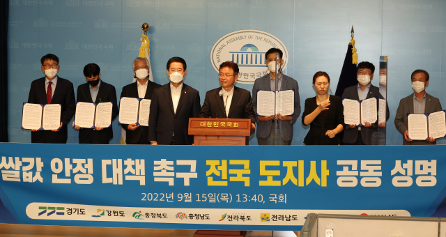 김영록 전남도지사와 이철우 경북도지사가 15일 국회 소통관에서 경기, 강원, 충북, 충남, 전남, 경남 관계자들과 함께 