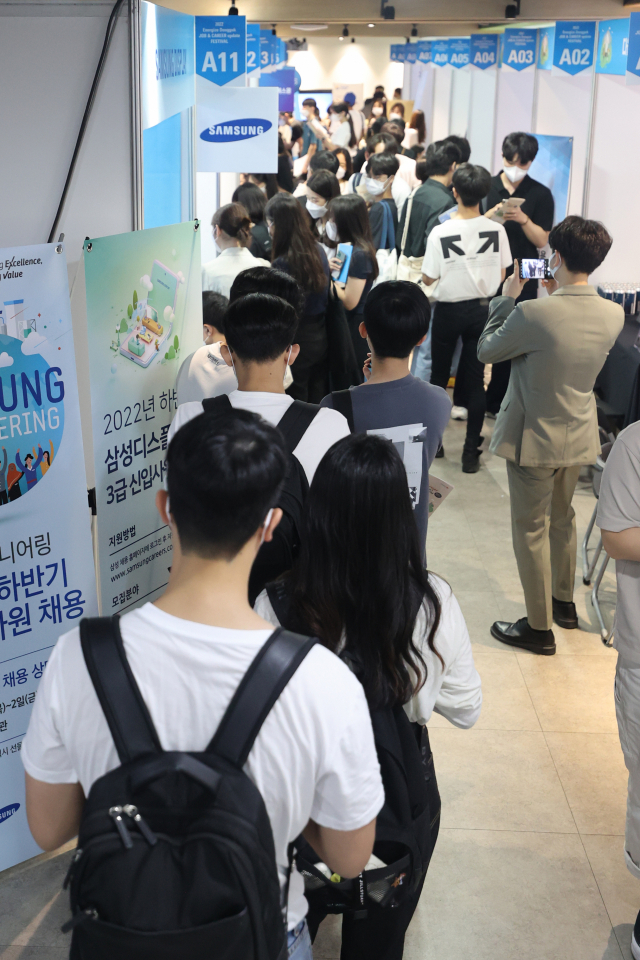 1일 학생들이 서울 중구 동국대학교에서 열린 취업박람회 대기업 부스에서 상담을 받기 위해 줄을 서 있다. 연합뉴스
