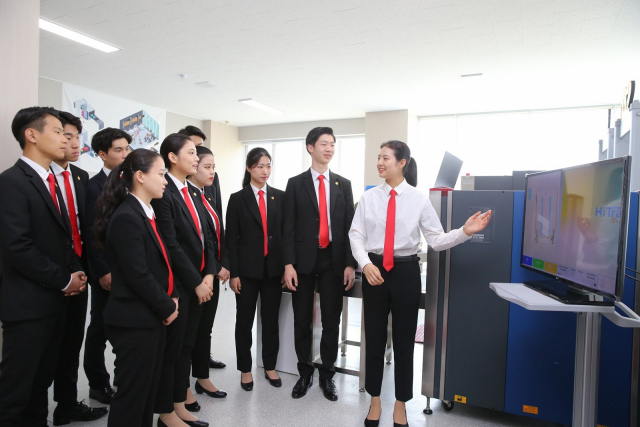 경운대 항공보안경호학부 학생들이 공항 보안검색 등 전공 관련 수업을 하고 있다. 경운대 제공