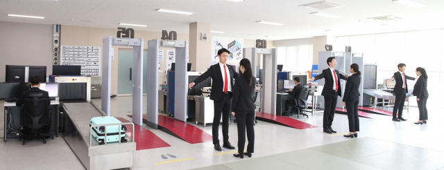 경운대 항공보안경호학부 학생들이 공항 보안검색 등 전공 관련 수업을 하고 있다. 경운대 제공