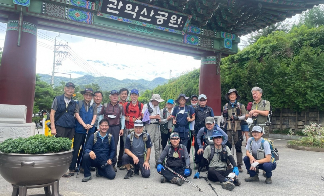 이달 3일 재경 동문들이 관악산을 등반하며 친목을 다지고 있다. 재경동창회 제공