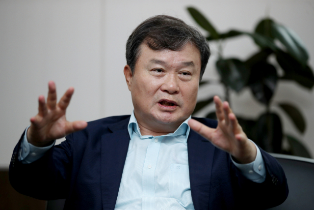 이동채 에코프로 회장은 고향인 포항이 힌남노 태풍 피해를 입자 성금 100억원을 내놨다. 김영진 기자 kyjmaeil@imaeil.com