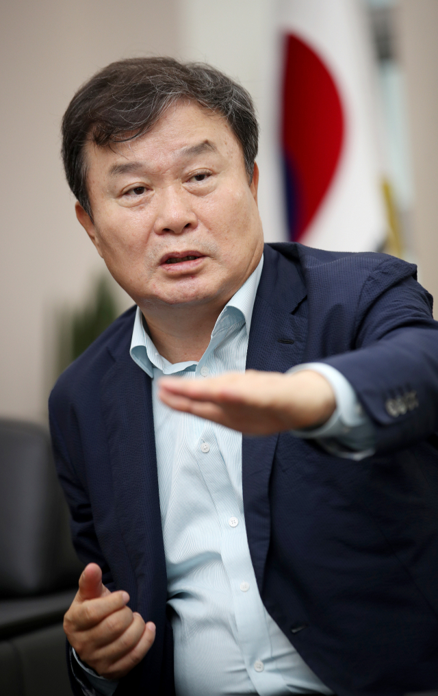 이동채 에코프로 회장은 고향인 포항이 힌남노 태풍 피해를 입자 성금 100억원을 내놨다. 김영진 기자 kyjmaeil@imaeil.com