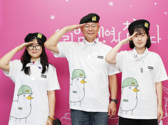 김재욱 칠곡군수 등이 낙동강세계평화 문화 대축전 서포터즈 복장을 착용하고 거수경례를 하고 있다. 칠곡군 제공