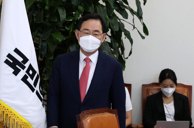 국민의힘 주호영 의원이 6일 오전 국회에서 열린 기자회견장에 들어서고 있다. 연합뉴스