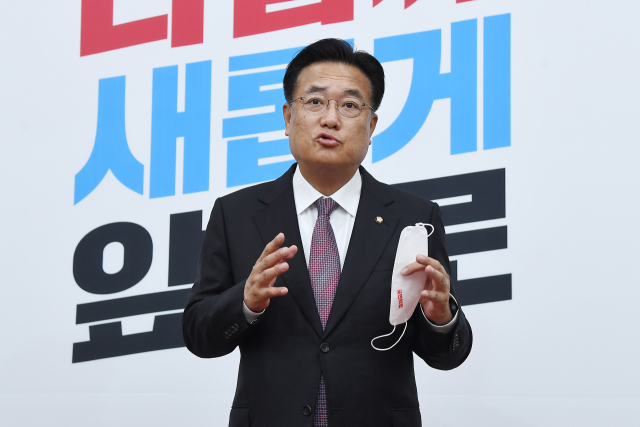 국민의힘 정진석 비상대책위원장이 19일 국회 당대표회의실에서 한덕수 국무총리를 접견하기 전 