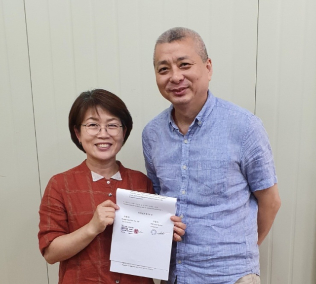 김경란(왼쪽) 문경미소 대표가 지난 16일 싱가포르 수출 선적식에서 싱가포르 바이어와 기념촬영을 하고 있다. 문경미소 제공