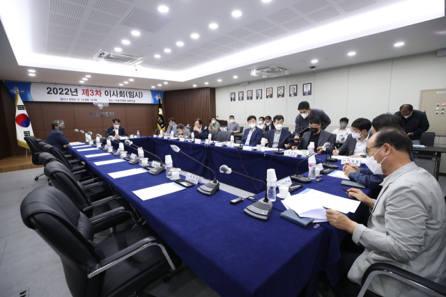 16일 오후 세종 낙농진흥회에서 열린 제3차 이사회에서 관계자들이 우유 생산자 이사진들을 기다리고 있다. 이번 이사회에서는 원유 용도별 차등가격제 도입을 골자로 한 낙동제도 개편안을 표결에 부친다. 정부는 지난해 8월부터 현행 원유가격 결정 제도인 생산비 연동제 개편을 추진해왔다. 연합뉴스