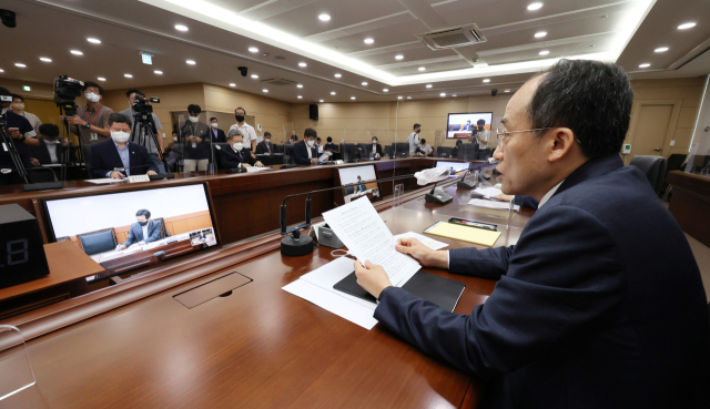 추경호 경제부총리 겸 기획재정부 장관(오른쪽)이 최근 세종시 정부세종청사에서 민생물가 점검회의를 주재하고 있다. 연합뉴스