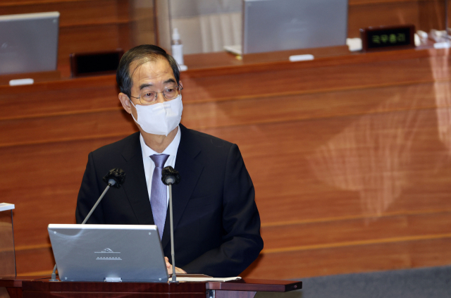 한덕수 국무총리가 19일 오후 국회에서 열린 본회의에서 더불어민주당 서영교 의원의 질문에 답하고 있다. 연합뉴스
