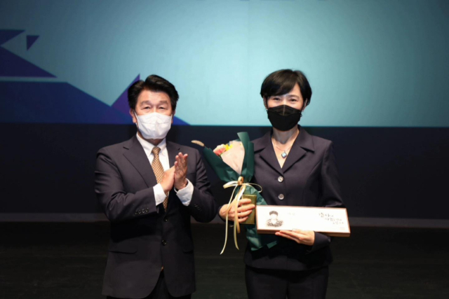 조성숙(오른쪽) 계명대 교수가 대구사회복지대회에서 교육학술부문 대구사회복지대상을 수상했다. 계명대 제공