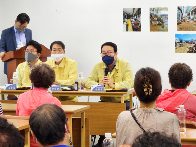 대구지방국세청(청장 정철우)은 16일 태풍피해 지역 현황을 정확하게 파악하고 실질적인 복구지원 방안을 마련하기 위해 대구경북중소벤처기업청, 대구본부세관 등 관계기관과 합동으로 포항철강산업단지를 비롯한 포항 현장 방문에 나섰다. 대구지방국세청 제공