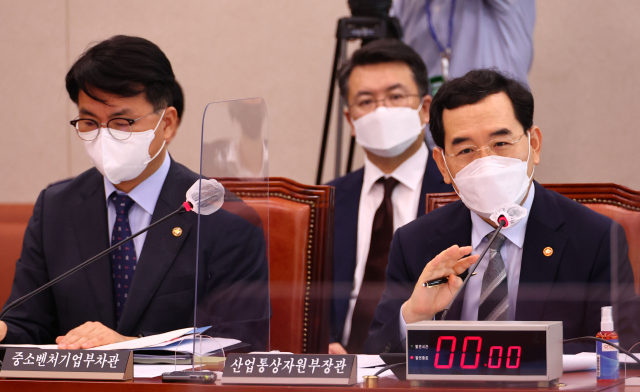 이창양 산업통상자원부 장관이 19일 오전 국회에서 열린 산업통상자원중소벤처기업위원회 전체회의에서 의원질의에 답변하고 있다. 연합뉴스