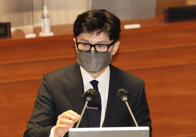한동훈 법무부 장관이 19일 오후 서울 여의도 국회 본회의장에서 열린 정치분야 대정부질문에서 국민의힘 이용호 의원의 질의에 답변하고 있다. 연합뉴스