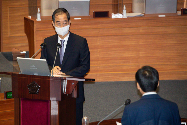 한덕수 국무총리가 19일 오후 서울 여의도 국회 본회의장에서 열린 정치분야 대정부질문에서 국민의힘 이용호 의원의 질의에 답변하고 있다. 연합뉴스