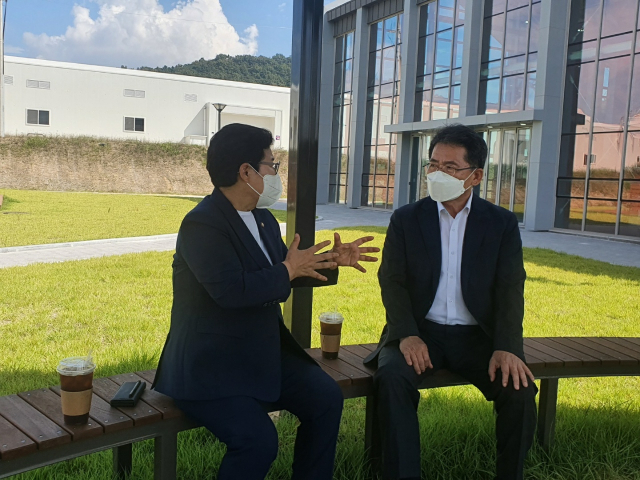 김진열(오른쪽) 경북 군위군수가 상주에서 임이자(왼쪽) 국민의힘 경북도당위원장을 만나 군위군의 대구 편입 당위성을 설명하고 있다. 군위군 제공