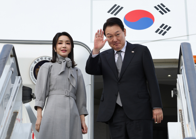 윤석열 대통령과 김건희 여사가 고 엘리자베스 2세 영국 여왕 장례식 참석을 마치고 미국 뉴욕에서 열리는 유엔총회 참석을 위해 19일 영국 런던 스탠스테드 공항에서 공군 1호기에 탑승, 환송객들을 향해 인사하고 있다. 연합뉴스