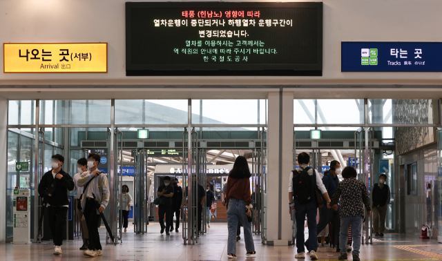 한국철도공사(코레일)은 6일 오전 힌남노가 위험지역을 빠져나감에 따라 중지·조정됐던 열차 운행을 9시부터 단계적으로 정상화한다고 밝혔다. 사진은 이날 서울역 전광판에 표시된 운행 중단 및 구간 변경 안내. 연합뉴스