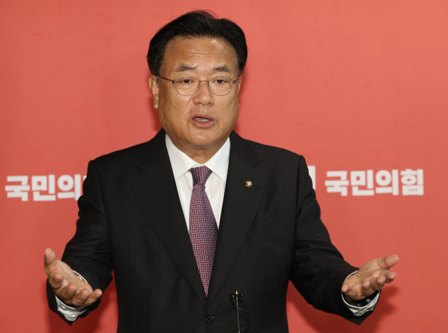 국민의힘 정진석 비상대책위원장이 19일 오후 국회에서 유상범 의원과 주고받은 문자 내용에 대해 취재진의 질문에 답변하고 있다. 연합뉴스
