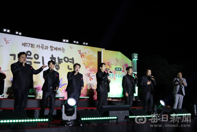 제17회 가곡과 함께하는 가을의 향연이 19일 저녁 대구CC 동코스 1번 홀 특설무대에서 열렸다 사진은 아르스노바 남성 알상블이 노래하는 모습. 대구CC제공