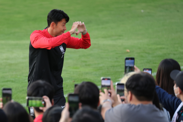 2022 카타르 월드컵을 앞두고 2차례 평가전을 갖는 축구대표팀의 손흥민이 19일 오후 파주 NFC(국가대표트레이닝센터)에 모인 팬들에게 하트 인사를 하고있다. 연합뉴스