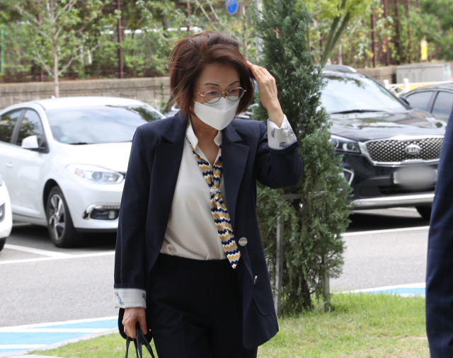 뇌물수수와 직권남용권리행사방해 혐의로 기소된 은수미 전 성남시장이 16일 오전 경기도 수원시 영통구 수원지방법원에서 열린 1심 선고 공판에 출석하고 있다. 은 전 시장은 최측근인 전 정책보좌관 박모(구속 기소) 씨와 공모해 2018년 10월 자신의 정치자금법 위반 혐의를 수사하던 경찰관들로부터 수사 기밀 취득 등 편의를 받는 대가로 그들이 요구한 부정한 청탁을 들어준 혐의로 기소됐다. 연합뉴스