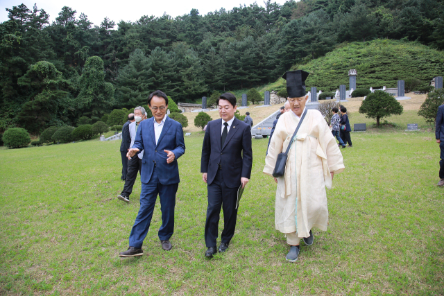 참배를 마친 안철수 국민의힘 국회의원이 박남서 영주시장과 이야기를 나누며 걸어 나오고 있다. 마경대 기자
