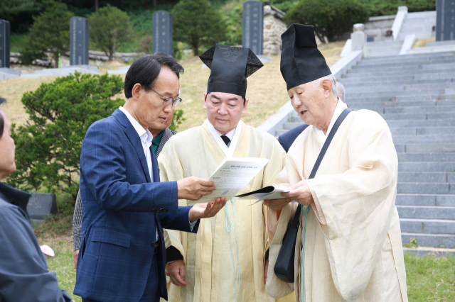안철수 국민의힘 국회의원이 시조묘를 참배하고 있다. 마경대 기자