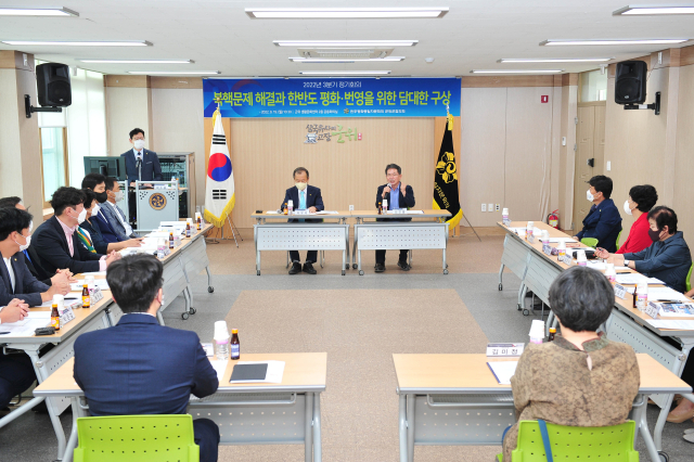 민주평화통일자문회의 군위군협의회는 3분기 정기회의를 열고 국제 정세 및 북한 동향에 대한 정보를 공유했다. 군위군 제공
