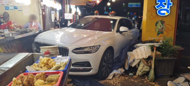 20일 오전 3시 6분쯤 대구시 남구 봉덕동에서 볼보 승용차가 분식점으로 돌진했다. 연합뉴스