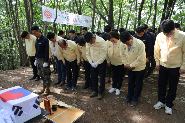 칠곡군의원들이 칠곡군 가산면 용수리 572고지 6·25전사자 유해발굴 현장을 방문해 묵념을 하고 있다. 칠곡군의회 제공