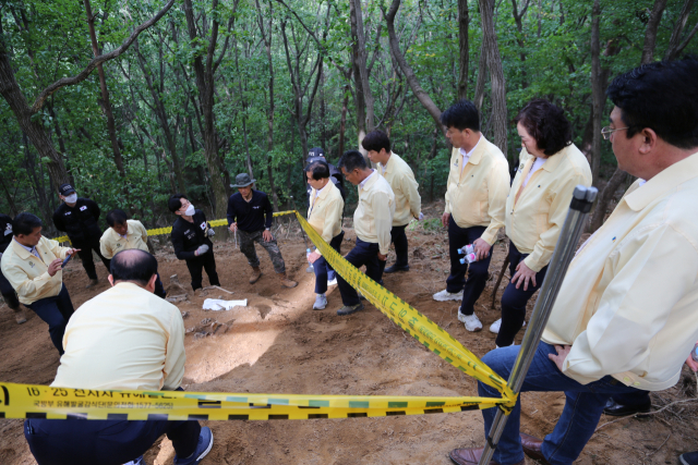 칠곡군의원들이 칠곡군 가산면 용수리 572고지 6·25전사자 유해발굴 현장을 방문해 관계자의 설명을 듣고 있다. 칠곡군의회 제공