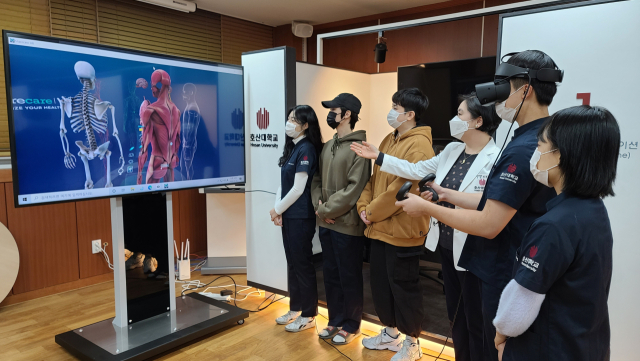 호산대 학생들이 비교과 프로그램의 하나인 첨단기술활용 창의융합 해부학교실 수업에 참여하고 있는 모습. 호산대 제공