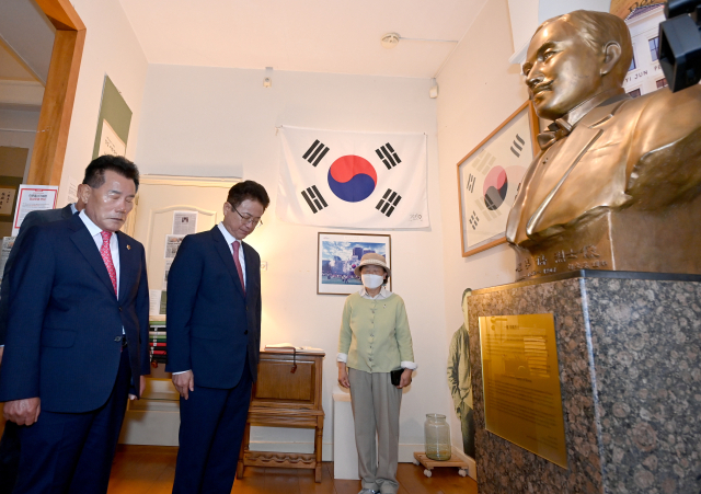 경북도 네덜란드 연수단이 네덜란드 덴하그의 이준 열사 박물관을 돌아보고 있다. 경북도 제공