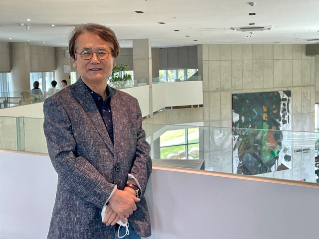 김영태 작가가 그의 초대전이 열리고 있는 팔공산 카페 