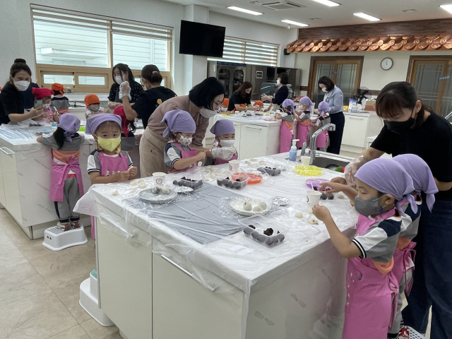 경북 구미시농업기술센터는 10월 25일까지 총 10회에 걸쳐 어린이집, 유치원 아동 300명을 대상으로 찹쌀떡 만들기를 통한 식생활 교육을 실시한다. 구미시 제공