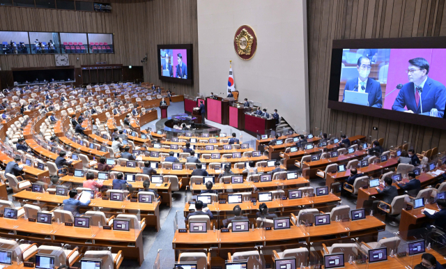 한덕수 국무총리가 20일 서울 여의도 국회에서 열린 본회의에서 국민의힘 윤상현 의원의 외교·통일·안보 분야 대정부 질문에 답변하고 있다. 연합뉴스