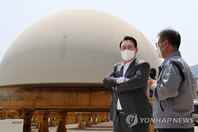 지난 6월 22일 윤석열 대통령이 경남 창원시 두산에너빌리티를 방문해 생산현장(원자력공장)에서 신한울 3·4호기 원자로와 증기발생기용 주단소재 보관장을 둘러보고 있다. [연합뉴스 자료사진]